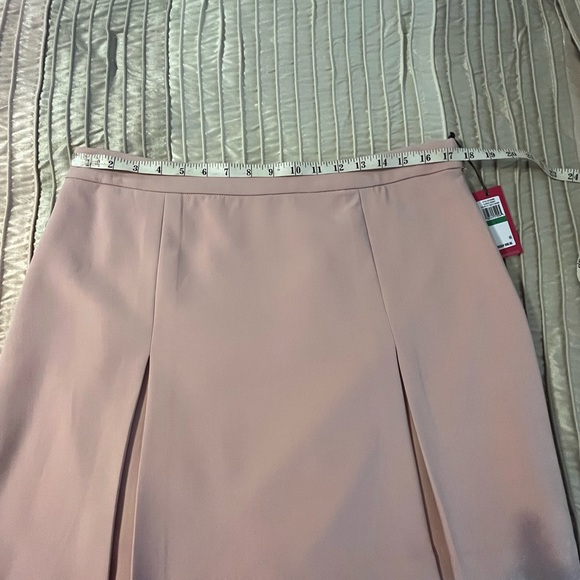 Vince Camuto pleated from lined mini skirt. Size L. NWT - Picture 4 of 7